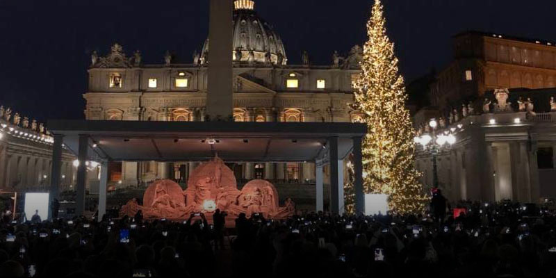 Vatikán - Felavatták a Szent Péter téren felállított karácsonyfát és betlehemet