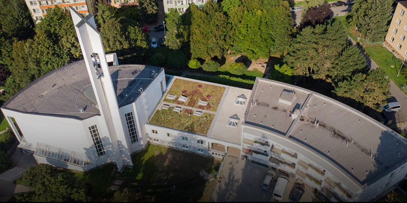 Csehország - Példát mutatnak ökológiából: zöld tető egy szalézi templomon