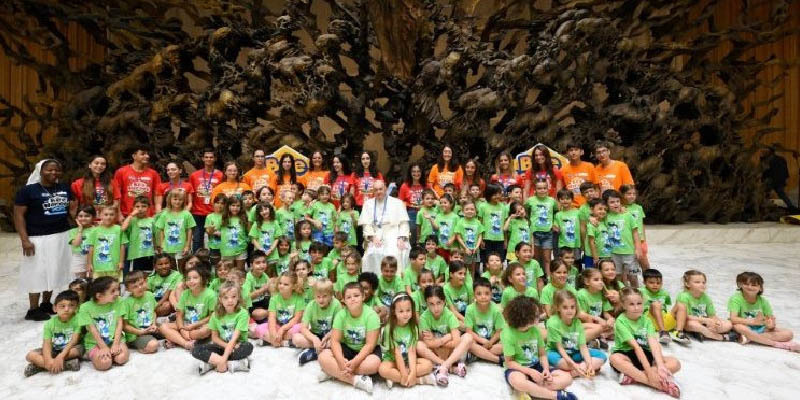 Vatikán - Ferenc pápa találkozott a nyári táborban résztvevő gyerekekkel