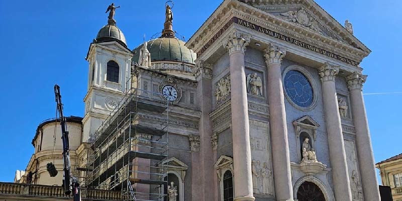 Olaszország – Felújítási munkálatok a Segítő Szűz Mária-bazilika két tornyán