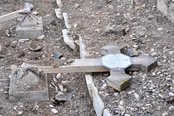 Szentföld - Ismét megrongálták a szalézi rendház temetőjét