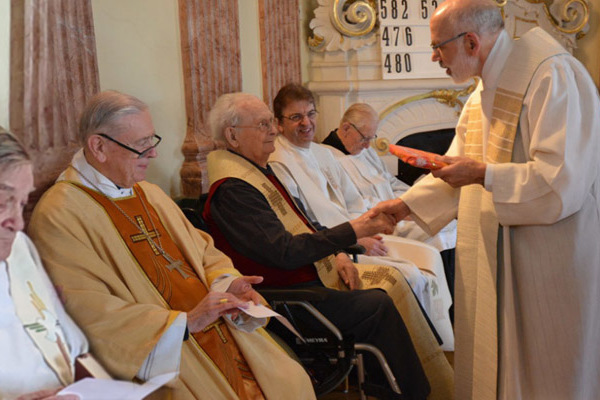 Ausztria – Köszöntötték a 90 éves Csizmazia Ernő atyát