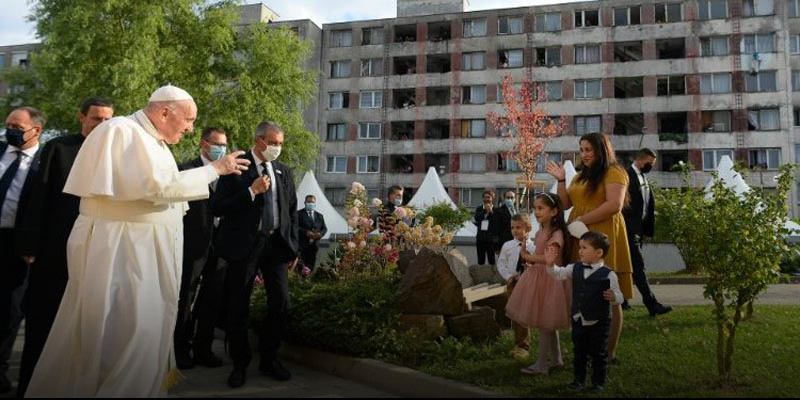 Szlovákia - Ferenc pápa a szaléziaknál járt a kassai Luník IX romatelepen 