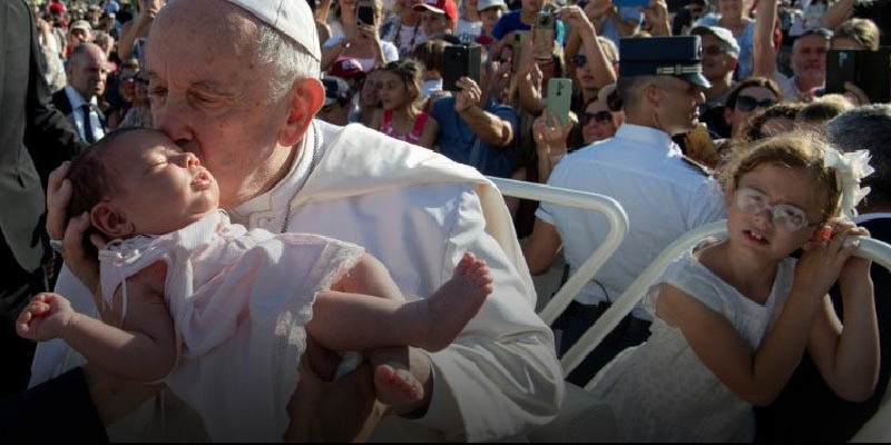 Ferenc pápa: „Isten áldja és őrizze meg a világ minden családját”