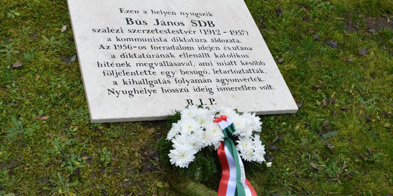  Budapest – Emléktáblát avattak Bús János szalézi testvér feltételezett sírhelyén