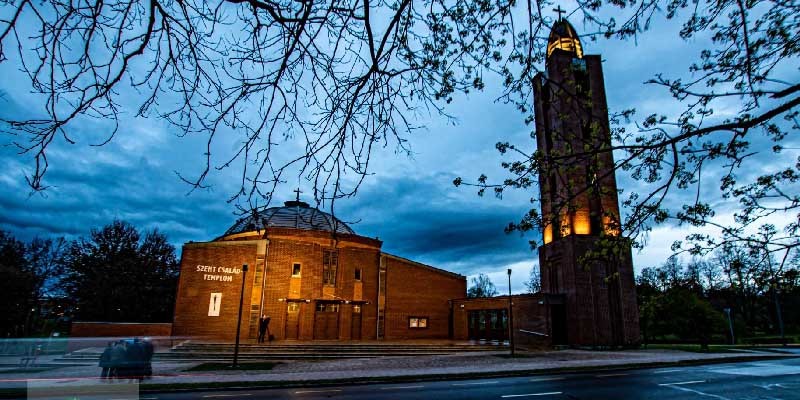 Kazincbarcika – Átadták a Szent Család-templom díszkivilágítását