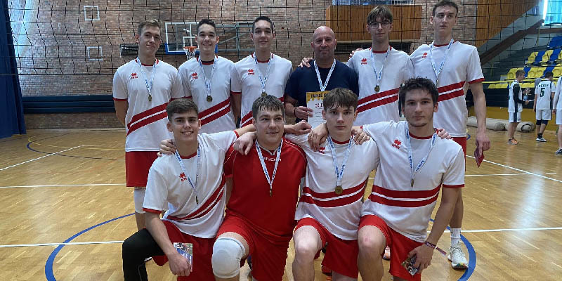 Kazincbarcika - A Szalézi Szent Ferenc Gimnázium csapata a dobogó legfelső fokán