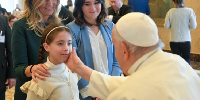A pápa megerősíti a szülők jogát, hogy gyermekeiket szabadon neveljék