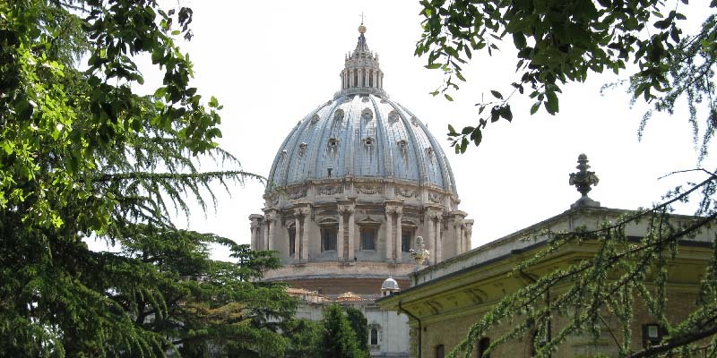A megszentelt személyek az evangéliumi tanácsok fényét kínálják fel a világnak
