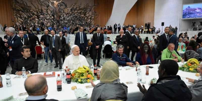 Egy asztalnál a pápával – Szegények ebédje a Vatikánban