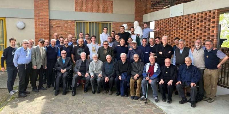 Olaszország – Formáció 75 év felettieknek: gyökerek találkozása új hajtásokkal