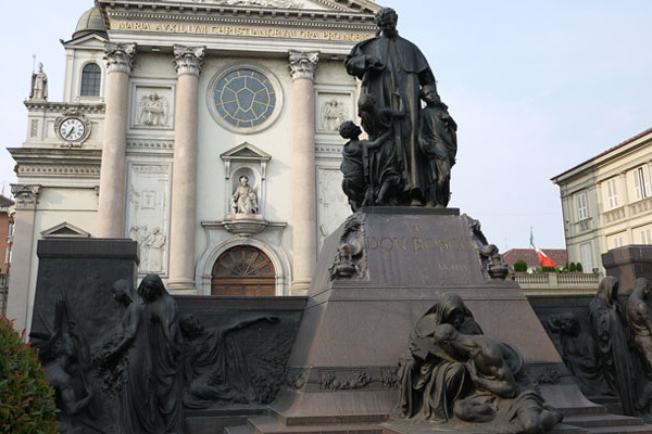 A bronz gyermekek tánca - a rendfőnök októberi üzenete