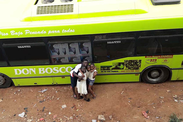 Sierra Leone - A mosolyokat fakasztó busz folytatja tevékenységét Freetownban