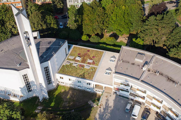 Csehország - Példát mutatnak ökológiából: zöld tető egy szalézi templomon