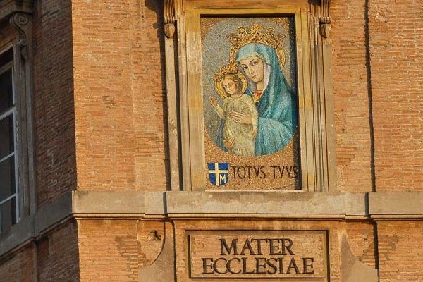 Új lelkipásztori kezdeményezések a Szent Péter-bazilikában Szűz Mária hónapjában