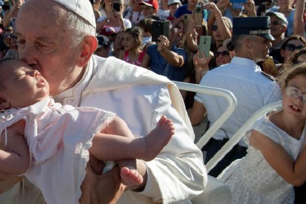 Ferenc pápa: „Isten áldja és őrizze meg a világ minden családját”