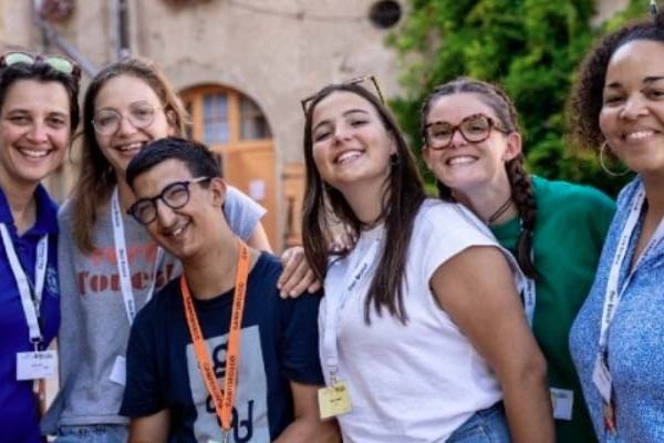 Franciaország – A "CAFÉlicidade” kávé segít a fiataloknak részt venni az IVT-n