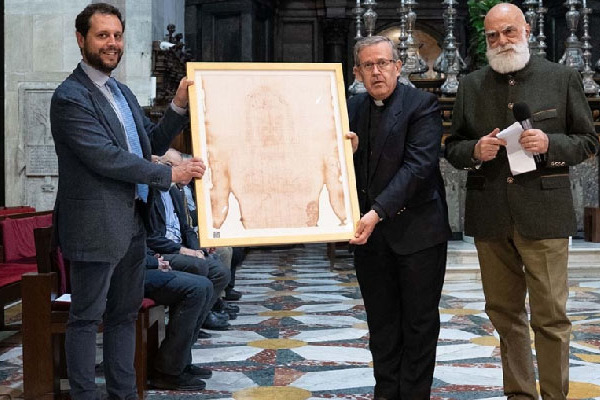 Olaszország – A káptalan tagjai imában és elmélkedésben a torinói katedrálisban