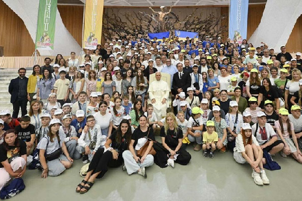 Vatikán - XIV. Leó pápa találkozott a vatikáni nyári tábor résztvevőivel