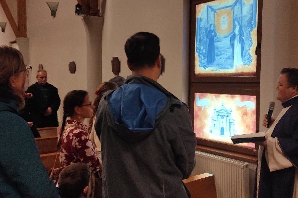 Óbuda – Don Bosco álmai és templomai az óbudai kápolna ablakain