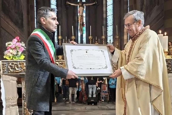 Olaszország – Chieri díszpolgárává avatták Fabio Attard rendfőnököt