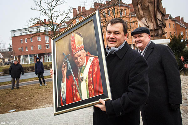 Csány Péter atya átveszi a festményt