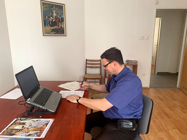 P. Andrásfalvy János SDB, tartományfőnök aláírja a SAVALO Központ alapító okiratát